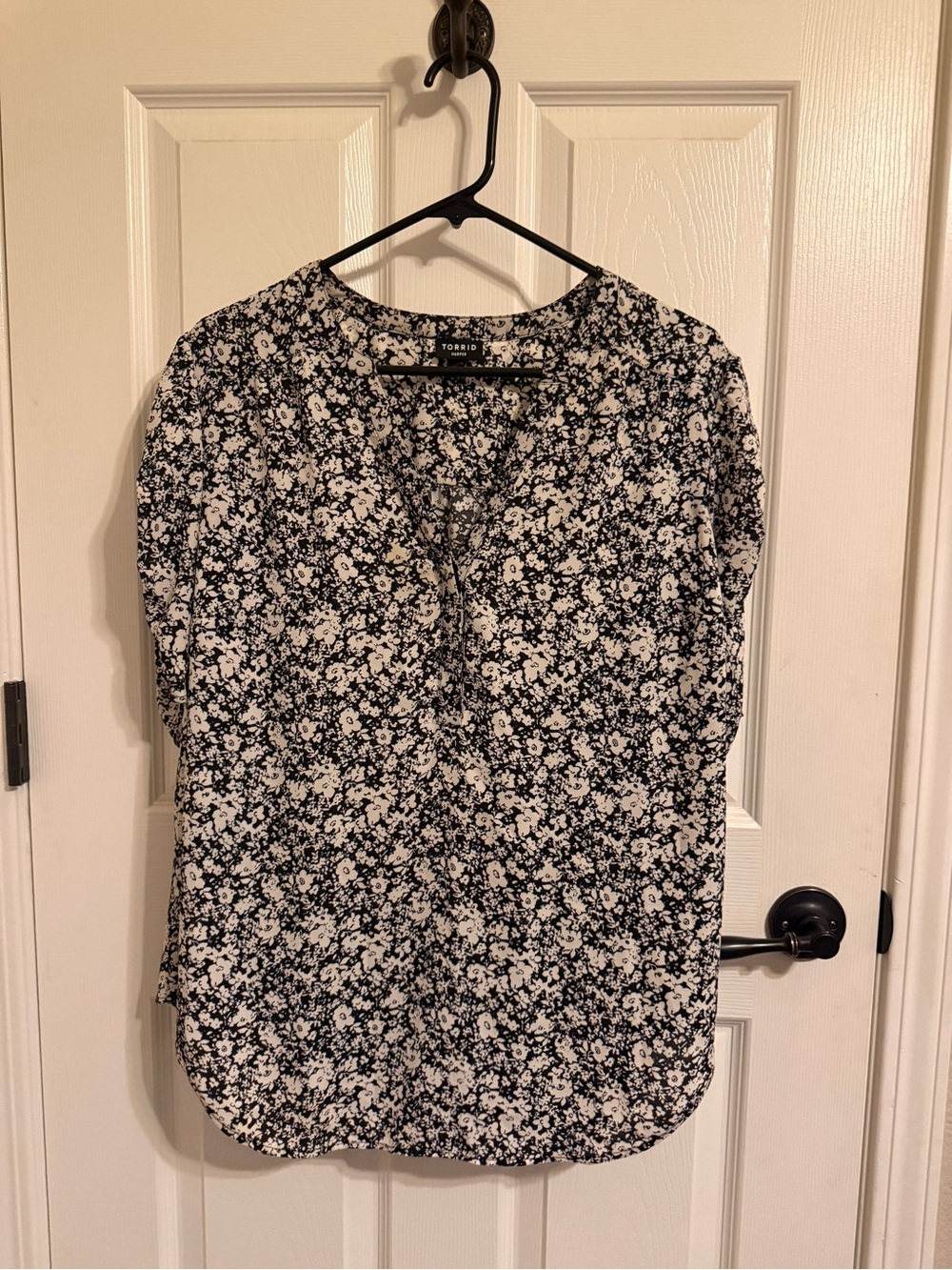 Torrid Harper Black White Floral Split Neck Blouse Size 1